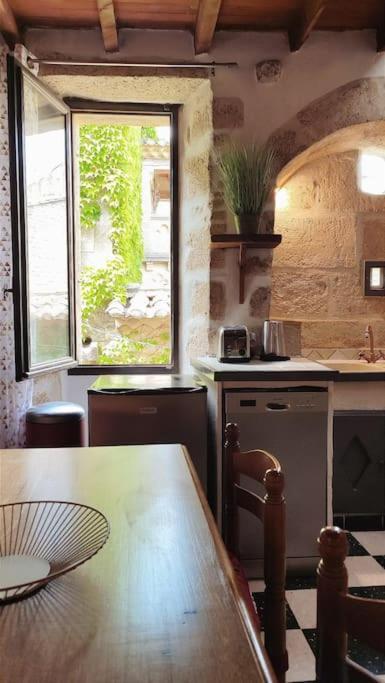 Entre Uzes Et Le Pont-Du-Gard Le Logis D'Autrefois Apartment Castillon-du-Gard Exterior photo